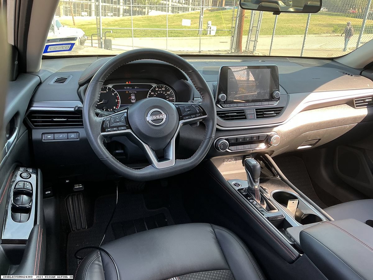 Used 2023 Nissan Altima 2.5 SR FWD image 10