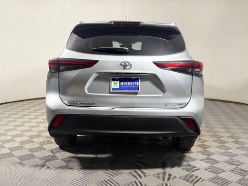 Used 2021 Toyota Highlander XLE AWD/4WD image 5