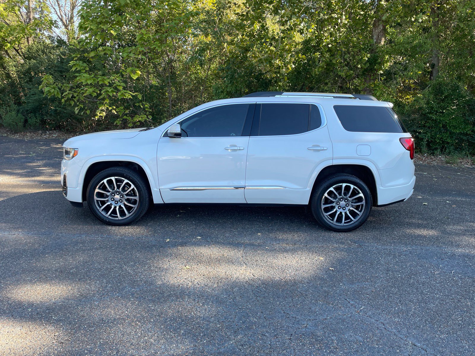 Used 2021 GMC Acadia Denali w/ Denali Technology Package FWD image 3
