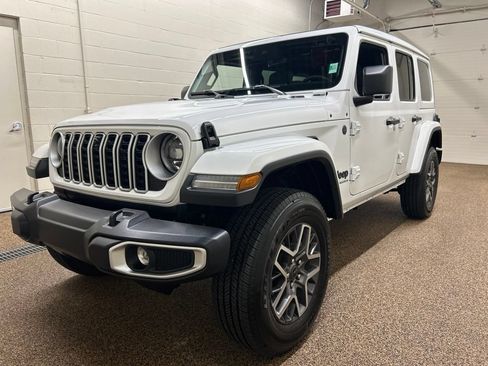 Used 2025 Jeep Wrangler Unlimited Sahara w/ Technology Group AWD/4WD image 5