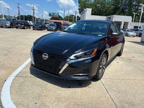 Used 2025 Nissan Altima 2.5 SV AWD/4WD image 3