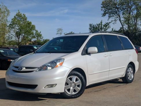 Used 2007 Toyota Sienna XLE image 2
