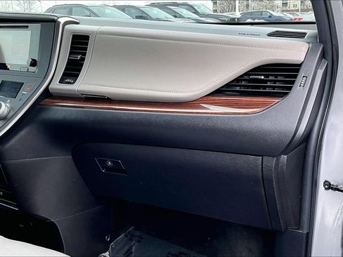 Used 2015 Toyota Sienna Limited Premium image 15