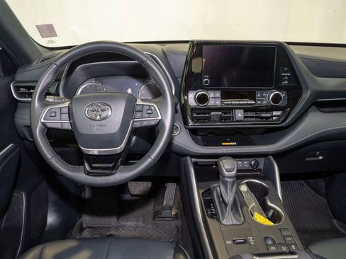 Used 2024 Toyota Highlander XSE image 7