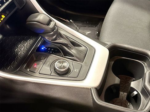 Used 2019 Toyota RAV4 LE image 18