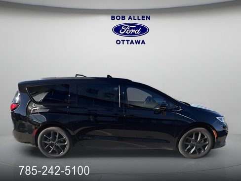 Used 2025 Chrysler Pacifica Limited image 3