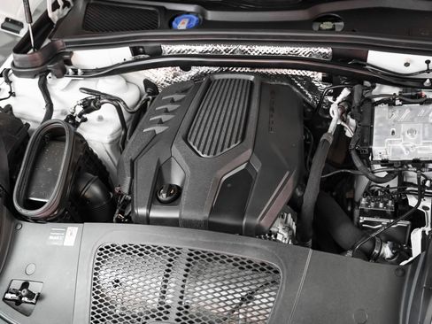 Certified 2025 Porsche Macan image 12