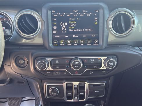 Used 2020 Jeep Wrangler Unlimited Sahara AWD/4WD image 29