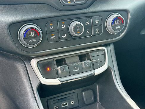 Used 2022 GMC Terrain SLT w/ LPO, 'HIT The Road' Package FWD image 16
