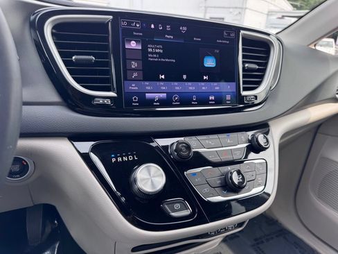 Used 2023 Chrysler Pacifica Touring-L FWD image 30