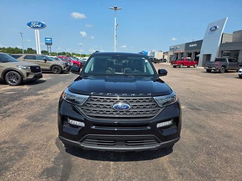 Used 2022 Ford Explorer XLT w/ Equipment Group 202A AWD/4WD image 2