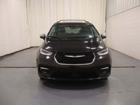Certified 2023 Chrysler Pacifica Limited FWD image 3