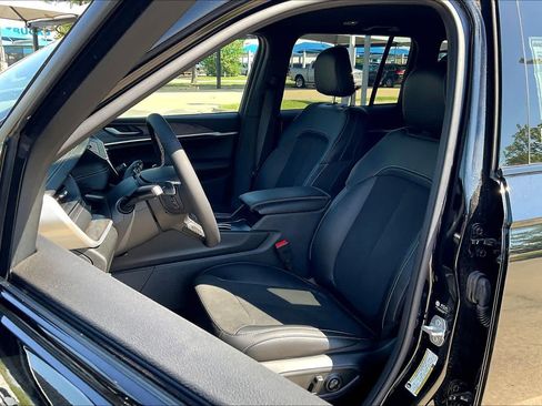 New 2026 Jeep Grand Cherokee Altitude AWD/4WD image 9