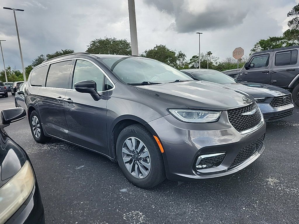 Used 2021 Chrysler Pacifica Touring FWD image 1
