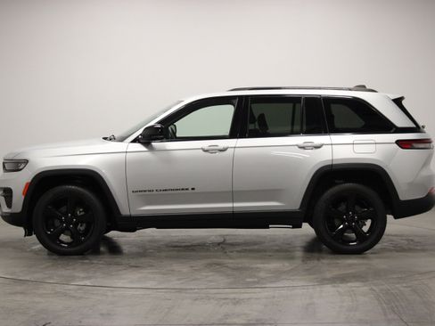 Used 2023 Jeep Grand Cherokee Altitude AWD/4WD image 5