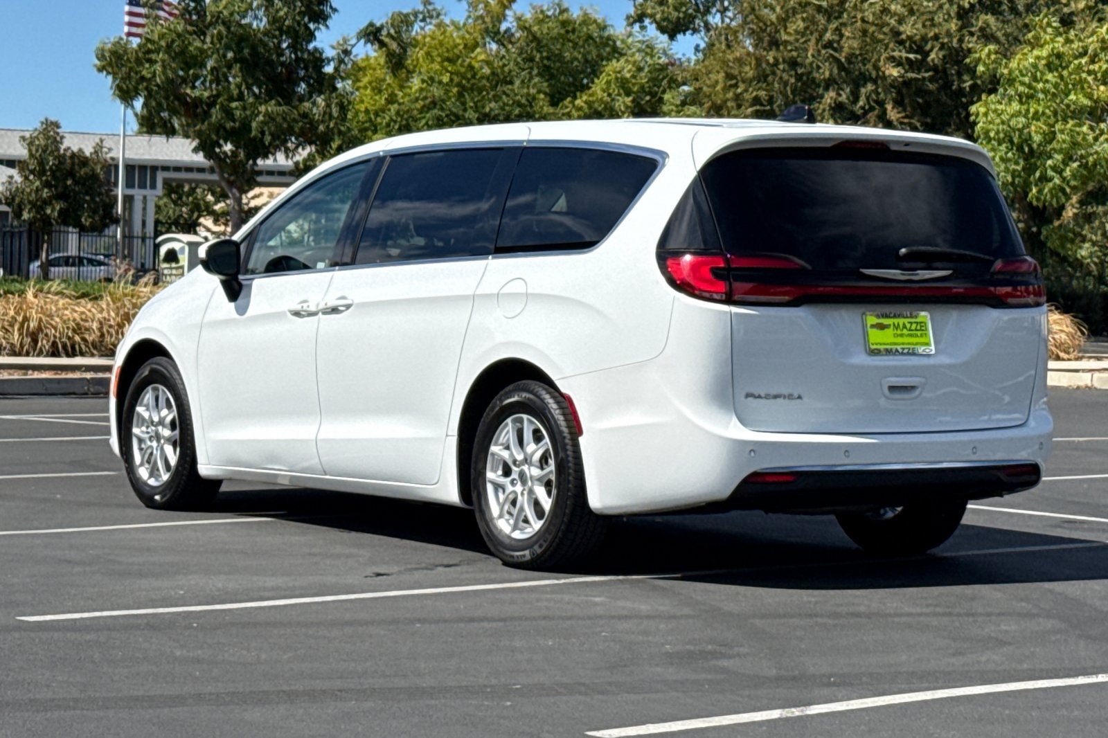 Used 2023 Chrysler Pacifica Touring-L FWD image 3