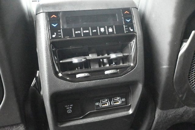Used 2023 Jeep Grand Cherokee Overland w/ Luxury Tech Group IV AWD/4WD image 31