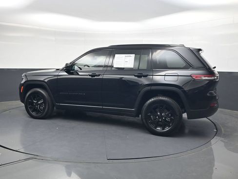 Used 2025 Jeep Grand Cherokee Altitude AWD/4WD image 8