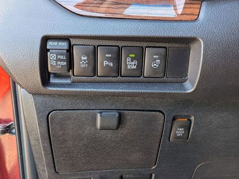 Used 2015 Toyota Sienna XLE image 17