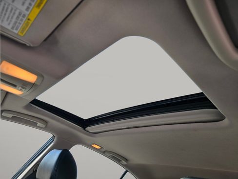 Used 2015 INFINITI Q40 w/ Moonroof Package RWD image 5