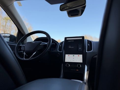 Used 2023 Ford Edge SEL image 2