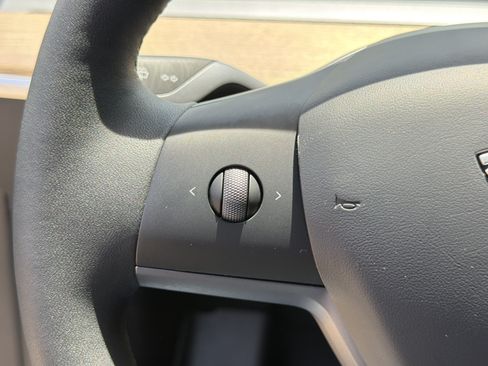 Used 2025 Tesla Model Y Long Range RWD image 25