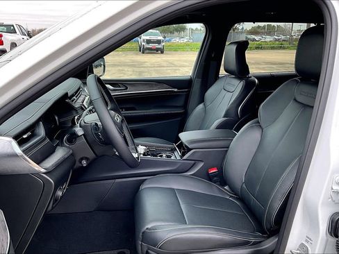 New 2025 Jeep Grand Cherokee L Overland w/ Advanced Protech Group III AWD/4WD image 8