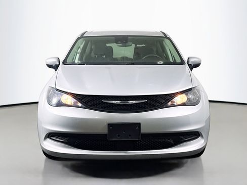 Used 2023 Chrysler Voyager LX FWD image 2