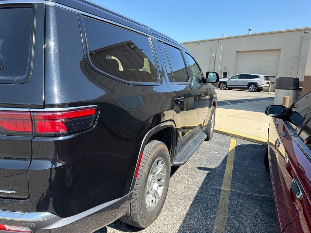 Used 2022 Jeep Wagoneer Series I AWD/4WD image 9