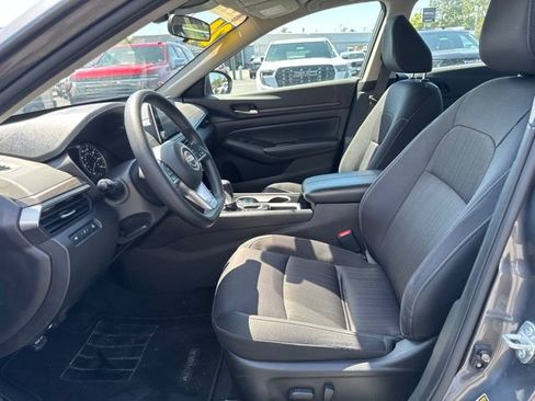 Used 2024 Nissan Altima 2.5 SV FWD image 9