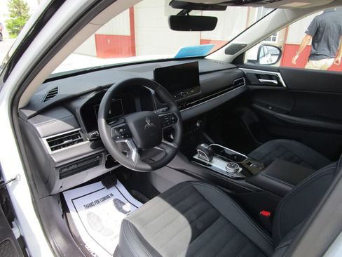 Used 2025 Mitsubishi Outlander SE AWD/4WD image 10