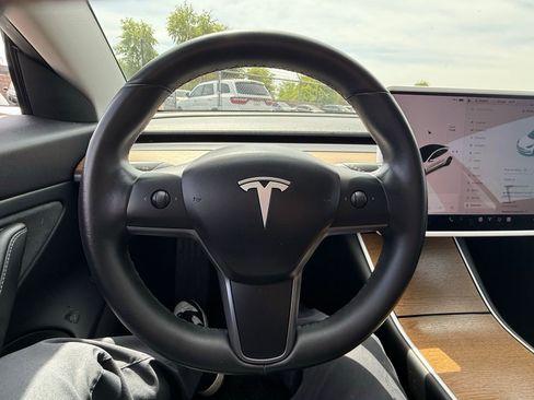Used 2019 Tesla Model 3 Standard Range image 17