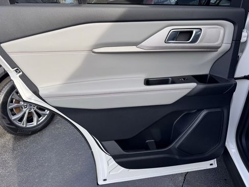 Used 2025 Ford Explorer Active w/ Active Comfort Package image 36