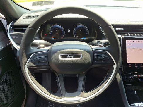 New 2025 Jeep Grand Cherokee Limited w/ Black Appearance Package image 14