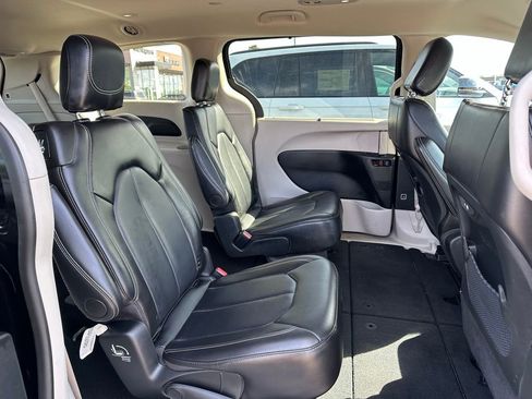 Used 2024 Chrysler Pacifica Touring-L FWD image 16