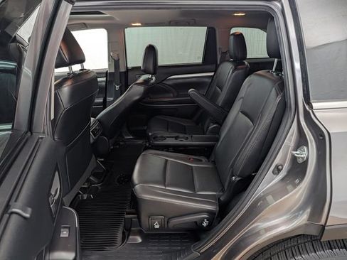 Used 2019 Toyota Highlander XLE AWD/4WD image 14