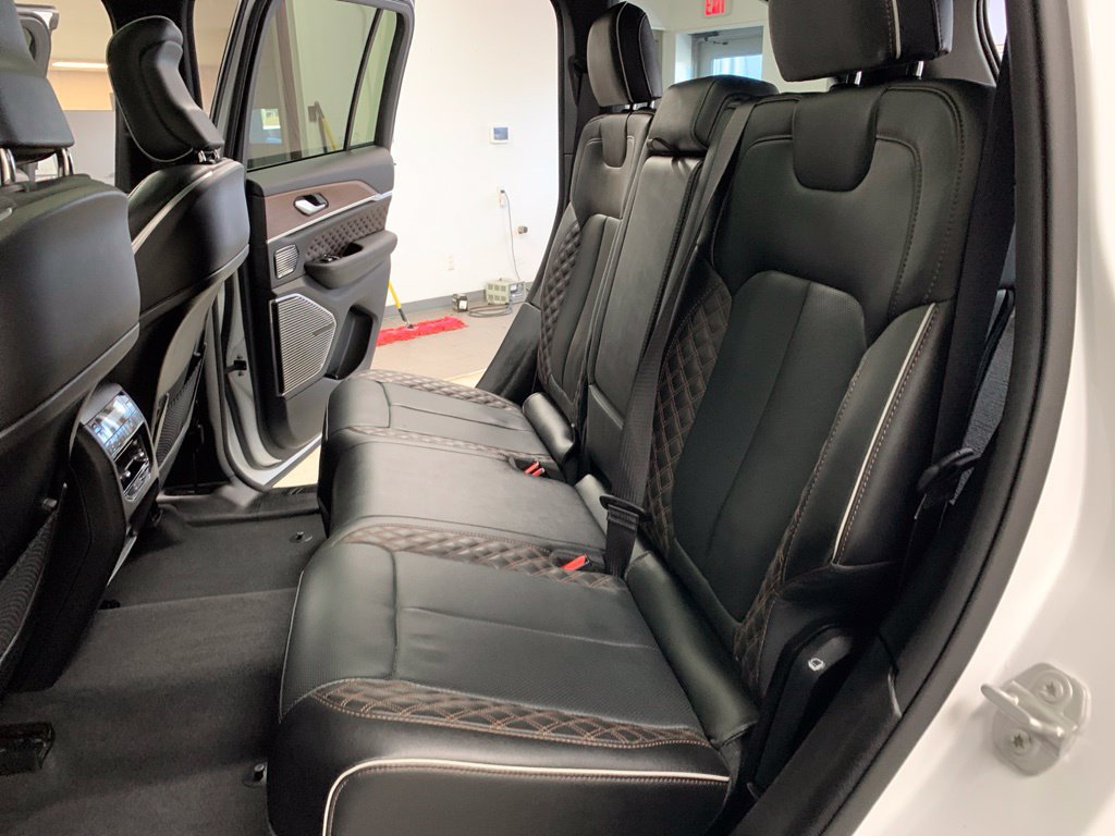 Used 2023 Jeep Grand Cherokee Summit w/ Advanced Protech Group IV AWD/4WD image 13