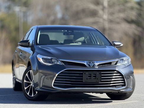 Used 2017 Toyota Avalon XLE image 3