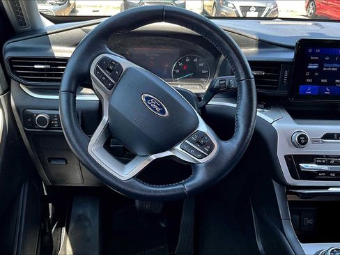 Used 2022 Ford Explorer XLT image 5