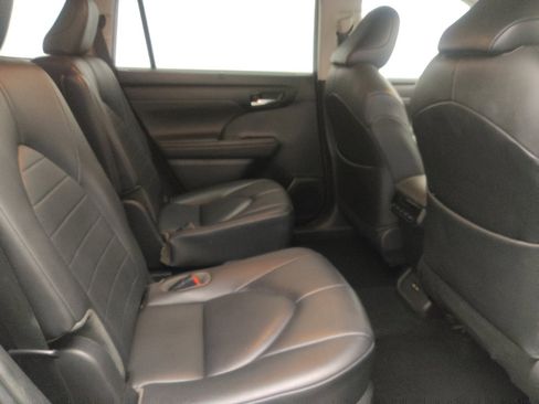Used 2020 Toyota Highlander XLE FWD image 19