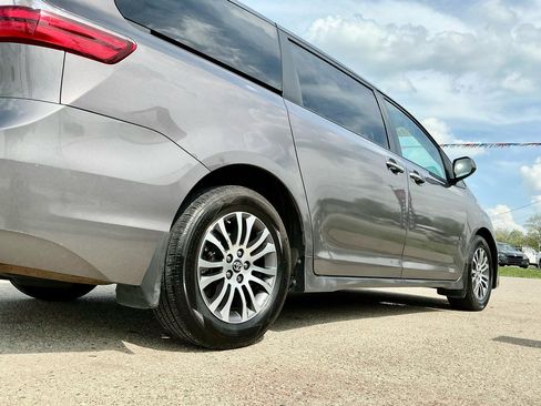 Used 2019 Toyota Sienna XLE w/ XLE Navigation Package FWD image 29