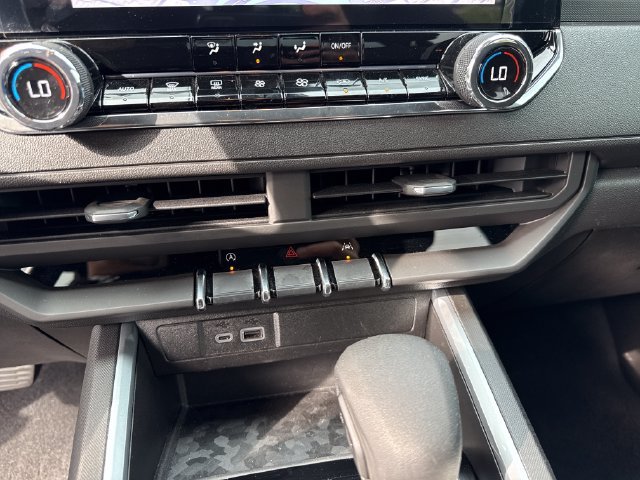 Used 2025 Chevrolet Colorado Trail Boss AWD/4WD image 19