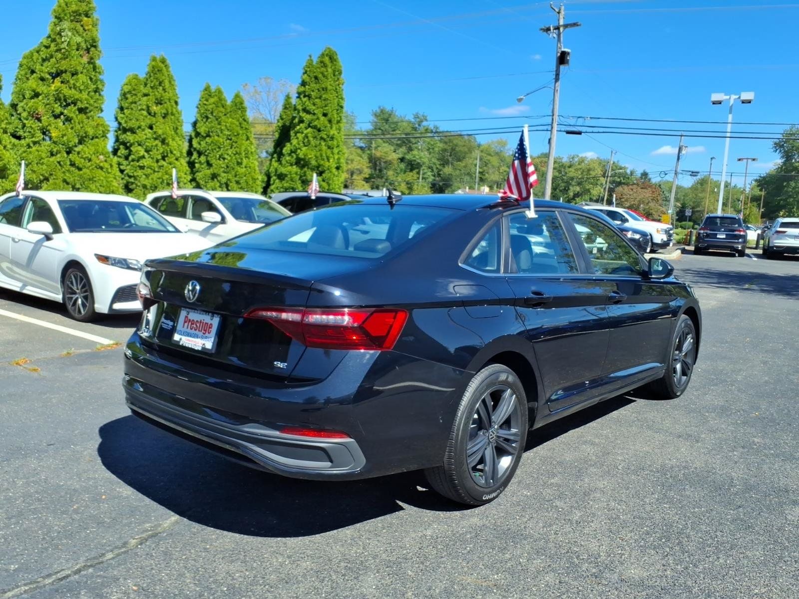 Certified 2023 Volkswagen Jetta SE w/ Panoramic Sunroof Package FWD image 2