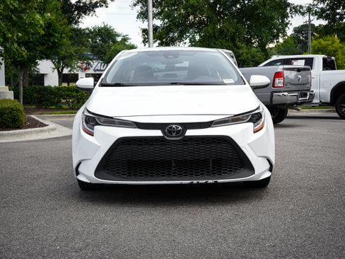 Used 2020 Toyota Corolla LE FWD image 3