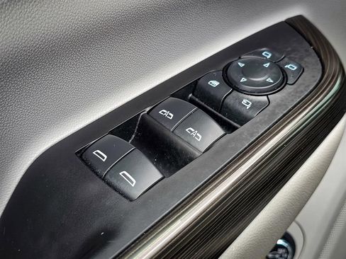 Certified 2023 GMC Acadia SLT w/ Preferred Package image 13