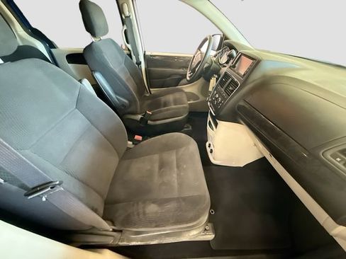 Used 2018 Dodge Grand Caravan SE w/ UConnect Hands-Free Group image 28