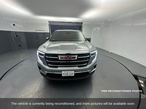 Used 2025 GMC Acadia Elevation image 9