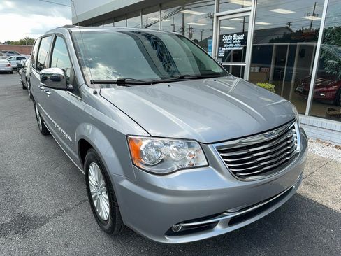 Used 2014 Chrysler Town & Country Touring-L w/ Driver Convenience Group FWD image 2