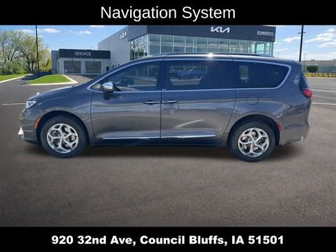 Used 2021 Chrysler Pacifica Limited AWD/4WD image 6