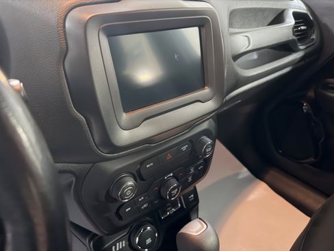 Used 2019 Jeep Renegade Altitude w/ Quick Order Package 2XM AWD/4WD image 11